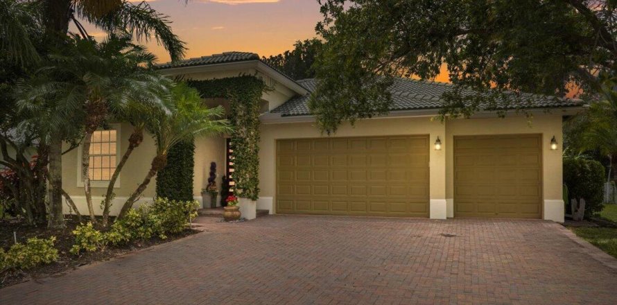 House in Vero Beach, Florida 4 bedrooms, 259.66 sq.m. № 2083407