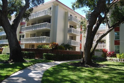 Condo in Clearwater, Florida, 2 bedrooms № 2101346