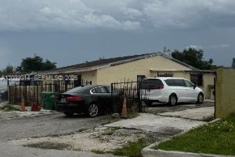 House in Miami Gardens, Florida 4 bedrooms, 113.99 sq.m. № 2176375