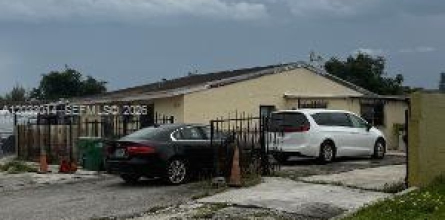 House in Miami Gardens, Florida 4 bedrooms, 113.99 sq.m. № 2176375