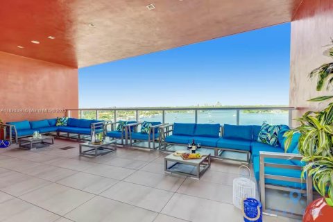 Condominio en venta en Hollywood, Florida, 1 dormitorio, 49.98 m2 № 2076970 - foto 3