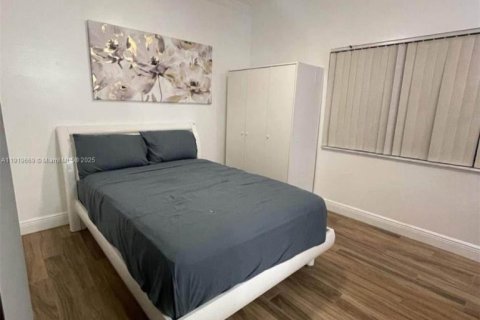 Propiedad comercial en alquiler en Miami, Florida, 1 dormitorio, 254.55 m2 № 1974749 - foto 1