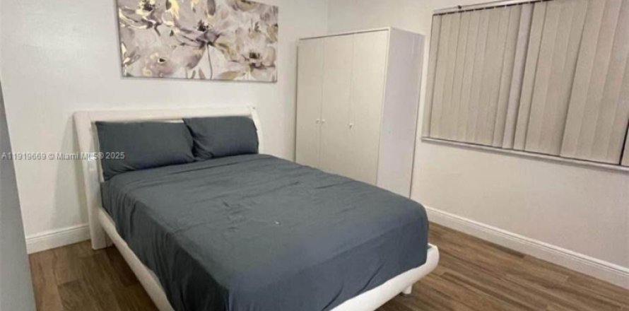 Propiedad comercial en Miami, Florida 1 dormitorio, 254.55 m2 № 1974749