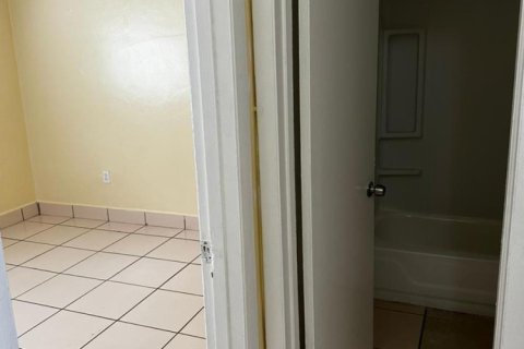 Copropriété à louer à North Miami, Floride: 2 chambres, 63.36 m2 № 2376533 - photo 3