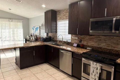 Casa en venta en Pembroke Pines, Florida, 3 dormitorios, 154.22 m2 № 2050348 - foto 12