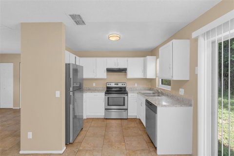 Villa ou maison à louer à Apopka, Floride: 3 chambres, 111.48 m2 № 1915003 - photo 5