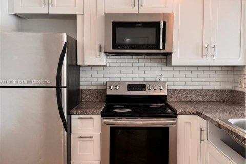 Condo in Miami, Florida, 2 bedrooms  № 1703876 - photo 2