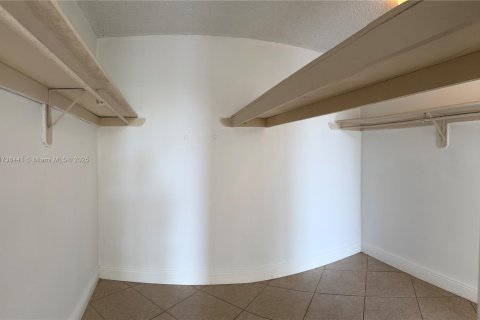 Condo in Miami, Florida, 2 bedrooms  № 1703876 - photo 11