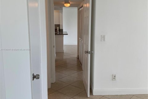 Condo in Miami, Florida, 2 bedrooms  № 1703876 - photo 12
