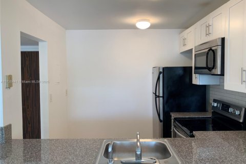 Condo in Miami, Florida, 2 bedrooms  № 1703876 - photo 3