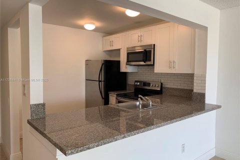 Condo in Miami, Florida, 2 bedrooms  № 1703876 - photo 1