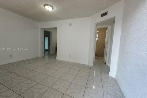 Casa en alquiler en Hollywood, Florida, 3 dormitorios, 81.94 m2 № 2010347 - foto 2