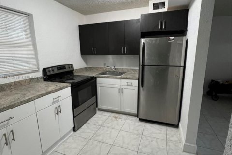 Casa en alquiler en Hollywood, Florida, 3 dormitorios, 81.94 m2 № 2010347 - foto 3