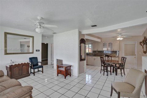 Villa ou maison à vendre à Miami Gardens, Floride: 4 chambres, 141.12 m2 № 2064981 - photo 2