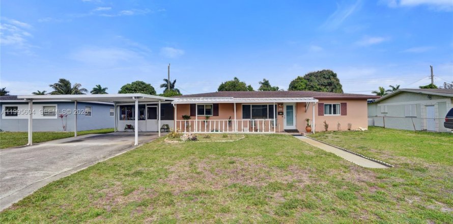 Villa ou maison à Miami Gardens, Floride 4 chambres, 141.12 m2 № 2064981