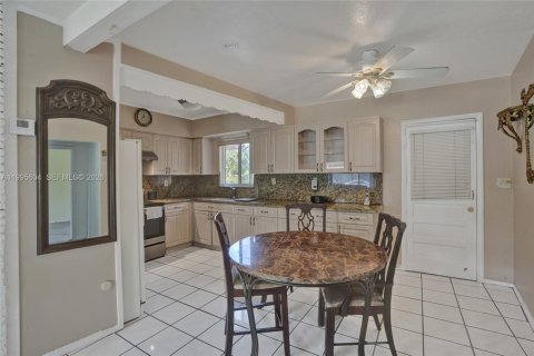 Villa ou maison à vendre à Miami Gardens, Floride: 4 chambres, 141.12 m2 № 2064981 - photo 4