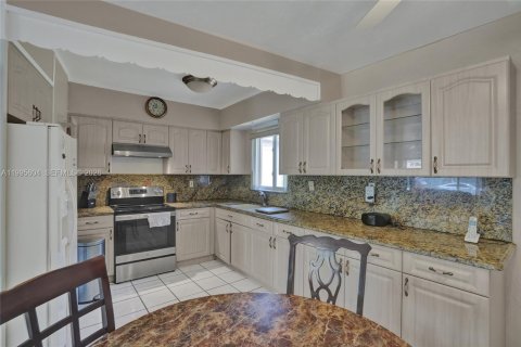 Villa ou maison à vendre à Miami Gardens, Floride: 4 chambres, 141.12 m2 № 2064981 - photo 6