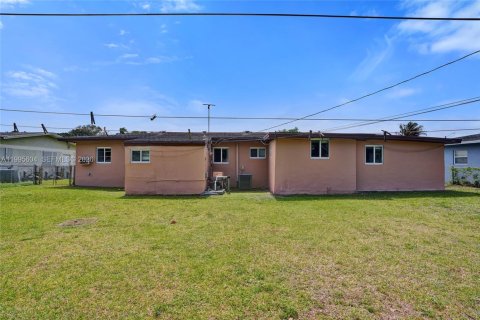 Villa ou maison à vendre à Miami Gardens, Floride: 4 chambres, 141.12 m2 № 2064981 - photo 28