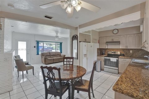Villa ou maison à vendre à Miami Gardens, Floride: 4 chambres, 141.12 m2 № 2064981 - photo 5