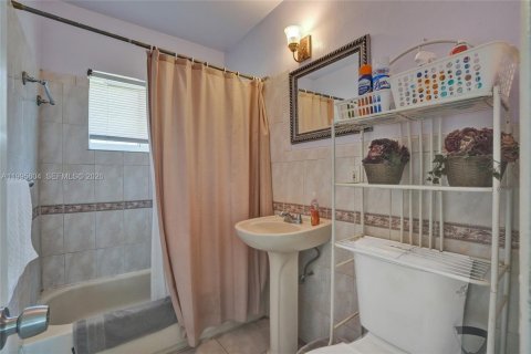 Villa ou maison à vendre à Miami Gardens, Floride: 4 chambres, 141.12 m2 № 2064981 - photo 14