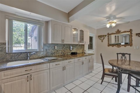 Villa ou maison à vendre à Miami Gardens, Floride: 4 chambres, 141.12 m2 № 2064981 - photo 7