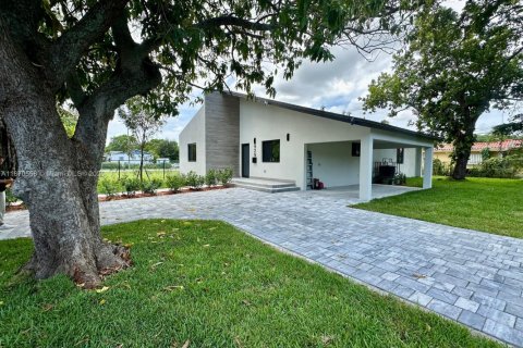 House in Miami, Florida 4 bedrooms, 149.29 sq.m. № 1925772 - photo 5