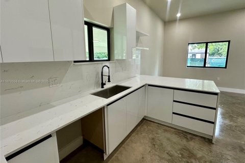 House in Miami, Florida 4 bedrooms, 149.29 sq.m. № 1925772 - photo 14