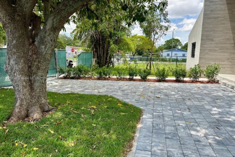 House in Miami, Florida 4 bedrooms, 149.29 sq.m. № 1925772 - photo 2