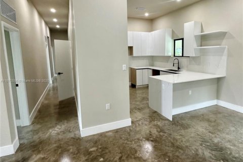 House in Miami, Florida 4 bedrooms, 149.29 sq.m. № 1925772 - photo 18