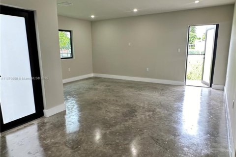 House in Miami, Florida 4 bedrooms, 149.29 sq.m. № 1925772 - photo 22