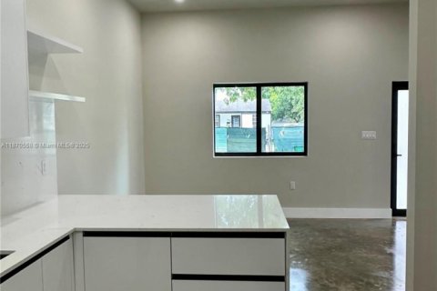 House in Miami, Florida 4 bedrooms, 149.29 sq.m. № 1925772 - photo 15