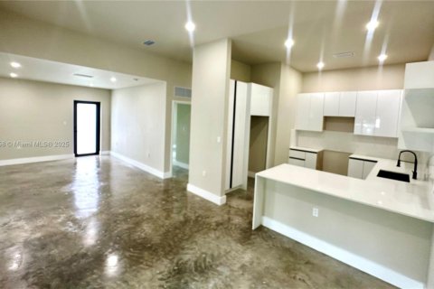 House in Miami, Florida 4 bedrooms, 149.29 sq.m. № 1925772 - photo 17