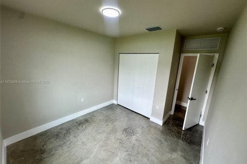 House in Miami, Florida 4 bedrooms, 149.29 sq.m. № 1925772 - photo 23