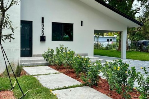 House in Miami, Florida 4 bedrooms, 149.29 sq.m. № 1925772 - photo 3