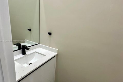 House in Miami, Florida 4 bedrooms, 149.29 sq.m. № 1925772 - photo 25