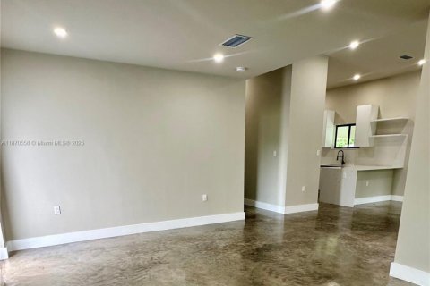 House in Miami, Florida 4 bedrooms, 149.29 sq.m. № 1925772 - photo 19