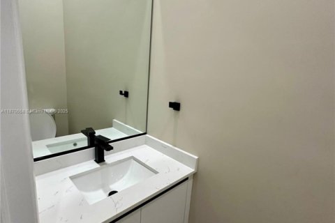 House in Miami, Florida 4 bedrooms, 149.29 sq.m. № 1925772 - photo 26