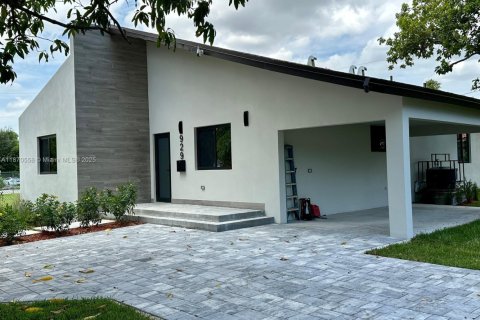 House in Miami, Florida 4 bedrooms, 149.29 sq.m. № 1925772 - photo 1