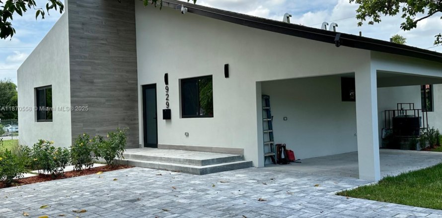 House in Miami, Florida 4 bedrooms, 149.29 sq.m. № 1925772