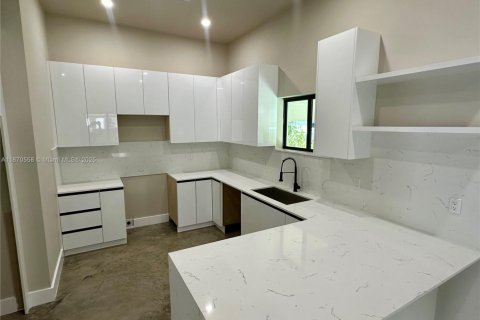 House in Miami, Florida 4 bedrooms, 149.29 sq.m. № 1925772 - photo 12