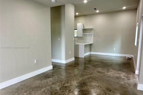 House in Miami, Florida 4 bedrooms, 149.29 sq.m. № 1925772 - photo 20