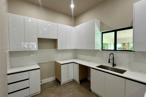 House in Miami, Florida 4 bedrooms, 149.29 sq.m. № 1925772 - photo 13