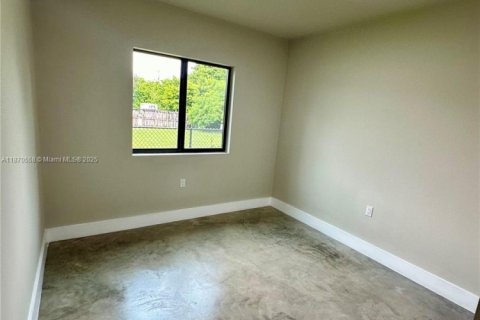 House in Miami, Florida 4 bedrooms, 149.29 sq.m. № 1925772 - photo 24