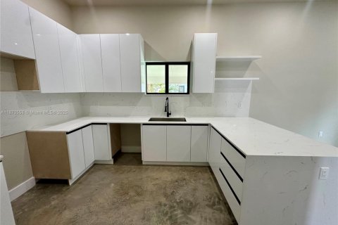 House in Miami, Florida 4 bedrooms, 149.29 sq.m. № 1925772 - photo 16