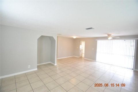 Casa en alquiler en Tampa, Florida, 4 dormitorios, 161.56 m2 № 1915592 - foto 8