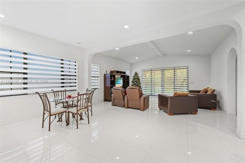 Villa ou maison à louer à Parkland, Floride: 4 chambres, 285.77 m2 № 1999861 - photo 18