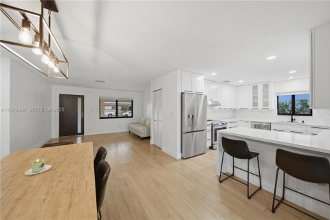 Villa ou maison à vendre à Miami, Floride: 4 chambres, 156.54 m2 № 1991967 - photo 4