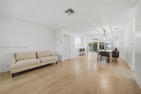 Villa ou maison à vendre à Miami, Floride: 4 chambres, 156.54 m2 № 1991967 - photo 2