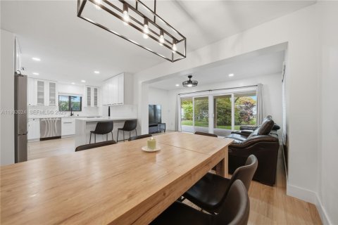 Villa ou maison à vendre à Miami, Floride: 4 chambres, 156.54 m2 № 1991967 - photo 9