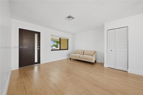 Villa ou maison à vendre à Miami, Floride: 4 chambres, 156.54 m2 № 1991967 - photo 3